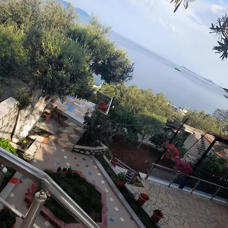 Дом отдыха Holiday's House *
