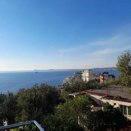 Дом отдыха Holiday's House *